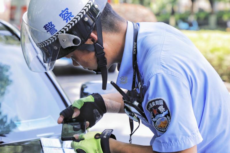 刘爱群正在处理交通事故。单位供图 刘爱群正在处理交通事故。单位供图