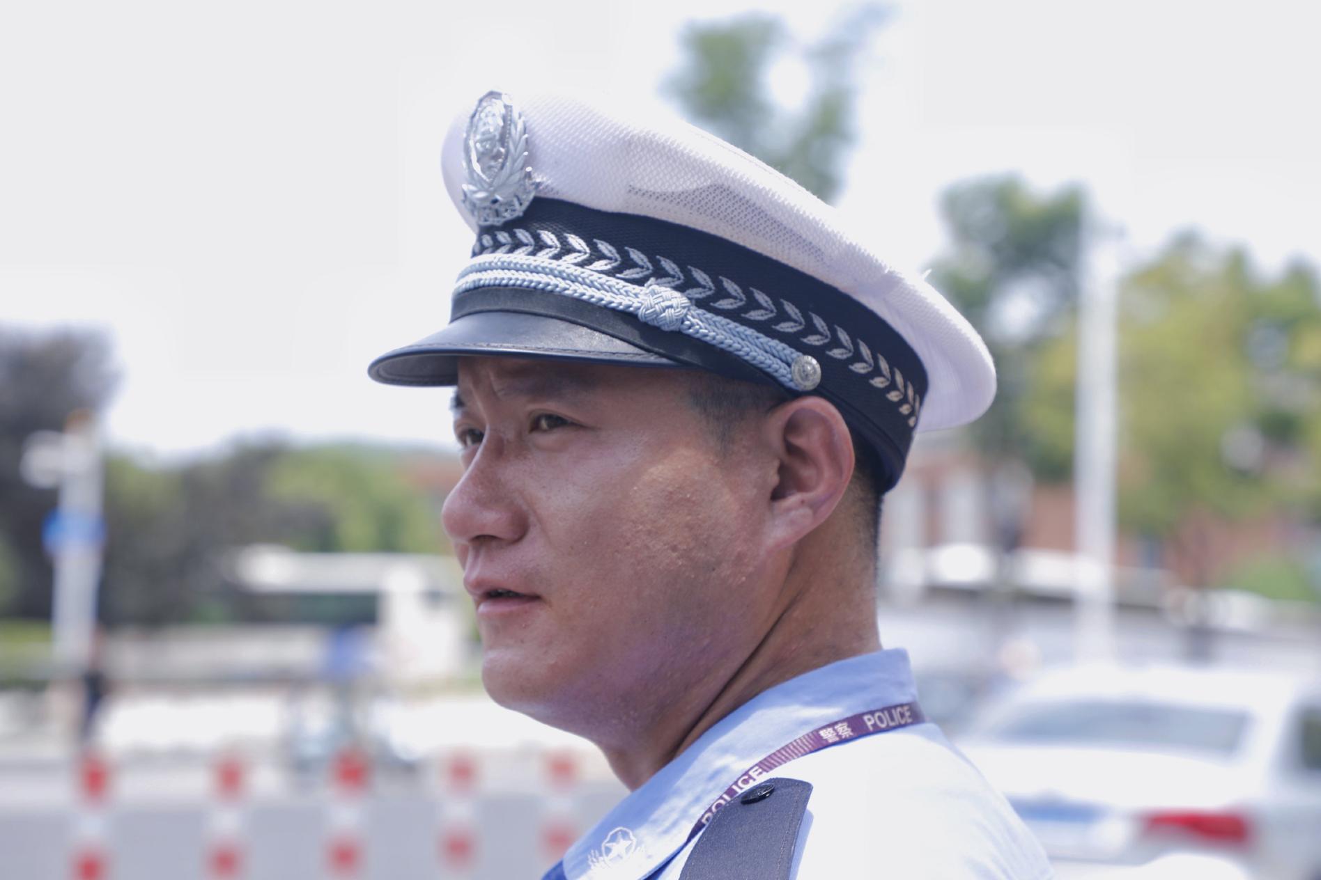 烈日下的陈照雄。单位供图 烈日下的陈照雄。单位供图