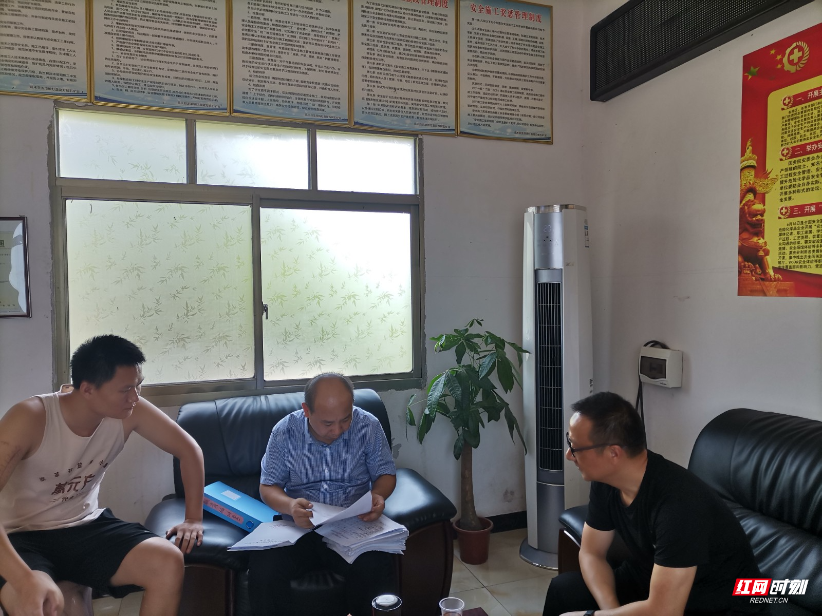 7月15日，督查组在灯盏窝方解石矿检查教育培训资料台账1.jpg