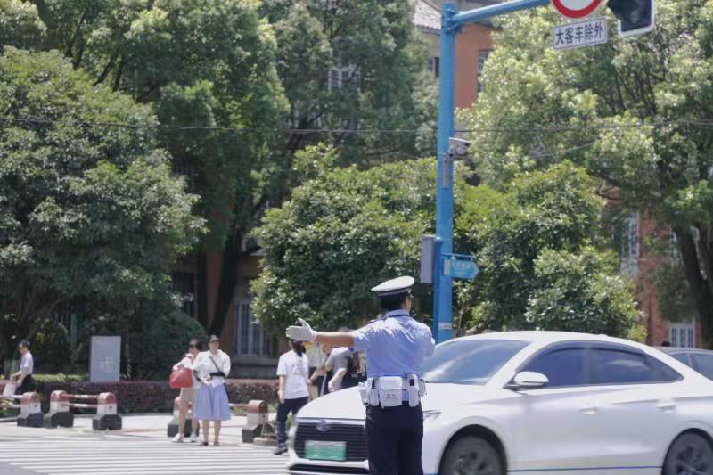 正午十二点执勤的蒋伟奇。单位供图 正午十二点执勤的蒋伟奇。单位供图