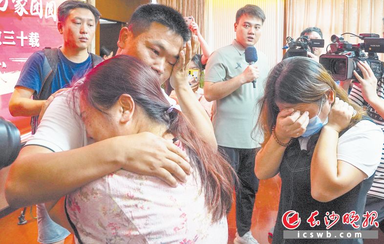 　　7月18日下午，颜铭飞（化名）与分离了30年之久的母亲相拥而泣。长沙晚报全媒体记者 周数邑 摄