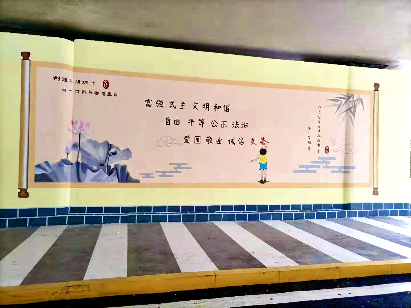 公交站点不仅铺设专门人行通道和减速带，根据孩子们的喜好，灰头土脸的墙壁也变成了彩绘文化墙。 通讯员 毛誉扬 摄