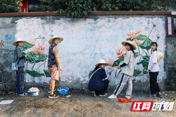艺术学院实践队开心地在坪山村画好的第一幅乡村振兴主题墙绘前合影留念.jpg