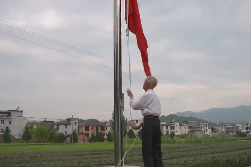 清晨，朱宗鹤将国旗升起。图源：人民视频截图