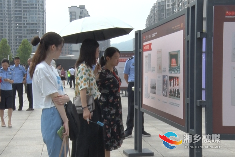 市民观看展览。.png