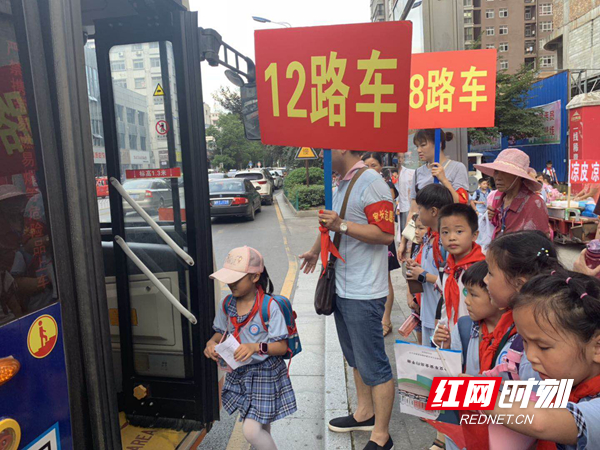 家长志愿者在公交站引导学生文明有序乘车_副本.jpg