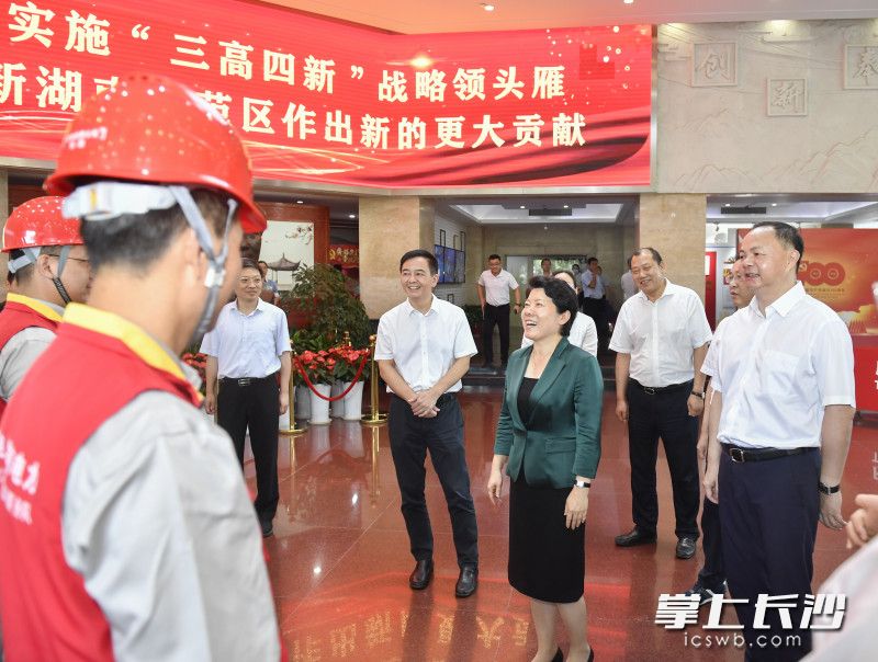 在国网长沙供电公司，吴桂英看望慰问电力一线职工代表。长沙晚报全媒体记者 余劭劼 摄