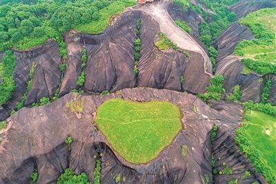 湖南郴州飞天山国家地质公园现"丹霞之心"自然奇观