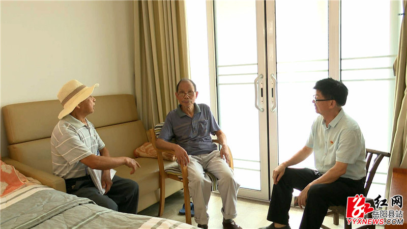 老党员上门走访老人.jpg