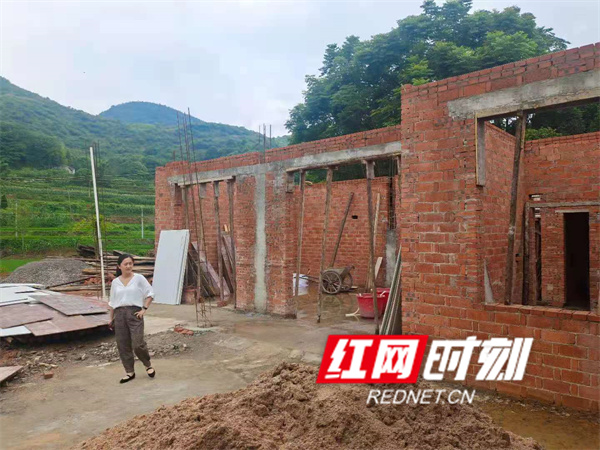 方主席巡查南山村建房情况.jpg