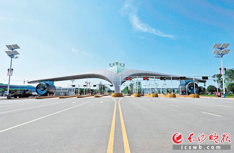 　　黄花综保区坐拥自贸区、临空经济示范区、综保区、跨境电商综试区“四区”叠加的独特优势，是长沙实施“三高四新”战略的重要力量。 长沙晚报全媒体记者 余劭劼 摄
