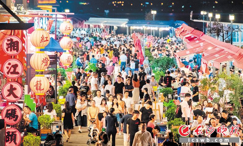 　　渔人码头，市民们坐在江边品尝美食，烟火味十足。长沙晚报全媒体记者 邹麟 摄