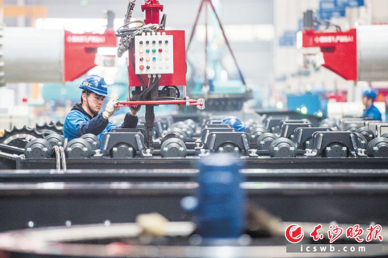 　　长沙经开区山河工业城中挖车间内，产业工人在紧张生产。 长沙晚报全媒体记者 黄启晴 摄