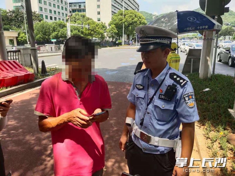 雷某在APP上学习交通安全知识。