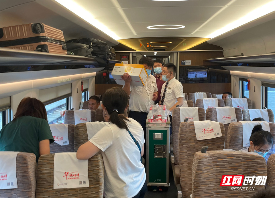 暴雨致多趟列车受阻 广铁集团长沙客运段全力做好旅客服务工作