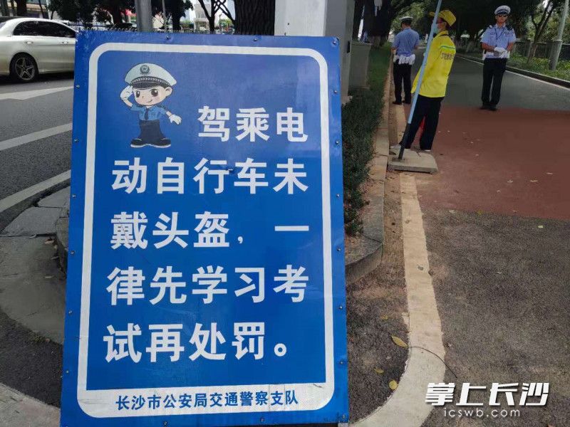 枫林路爱民路口的提示牌十分显眼。