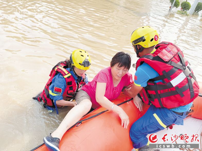 　　在郑州，岳麓区蓝天救援队队员将被困群众转移至安全地带。　　受访者供图