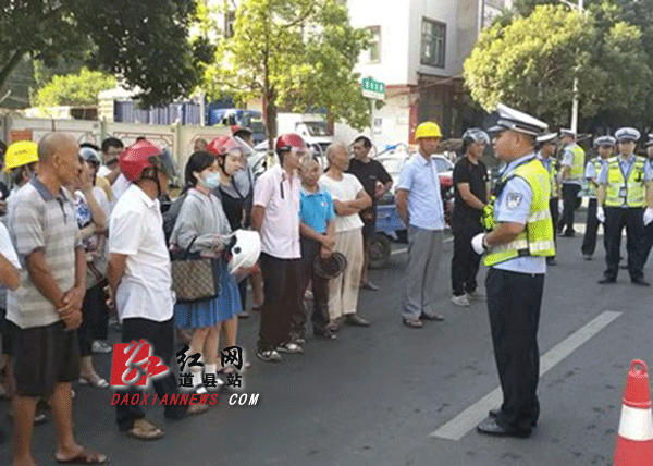 对交通违法人员集中宣讲“一盔一带”安全知识和交通安全法规.gif 对交通违法人员集中宣讲“一盔一带”安全知识和交通安全法规.gif