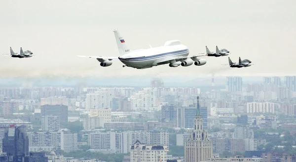 俄罗斯阅兵式上展示的伊尔-80核指挥机。