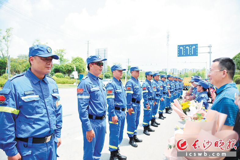 27日下午，赴河南支援当地抗洪救灾的岳麓蓝天救援队回到长沙。 长沙晚报全媒体记者 刘琦 摄