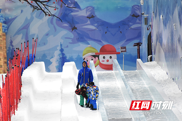 孩子们在家长的陪伴下来到桃花江竹海旅游度假区万基冰雪乐园，感受夏日清凉。.jpg