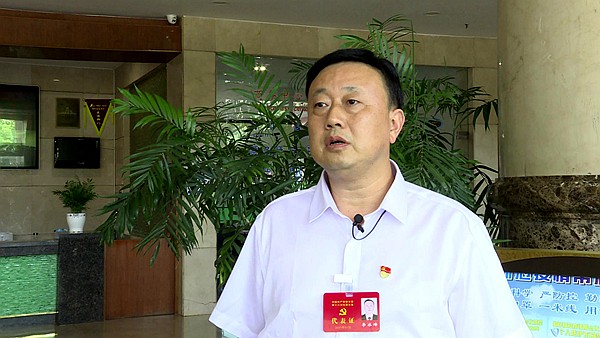 文昌湾社区总支部书记李冰峰