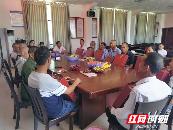 座谈会.jpg