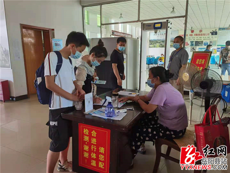 ️进站乘客进行扫码登机.jpg