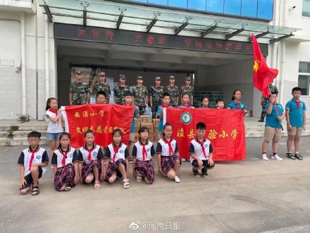 泪目！武警官兵转移后留下这些黑板报