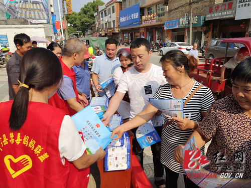 宁远冷水镇：开展预防外流贩毒、制毒物品、制毒工厂识别宣传活动_副本500.jpg