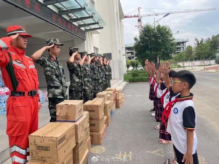 泪目！武警官兵转移后留下这些黑板报