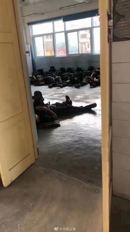 泪目！武警官兵转移后留下这些黑板报