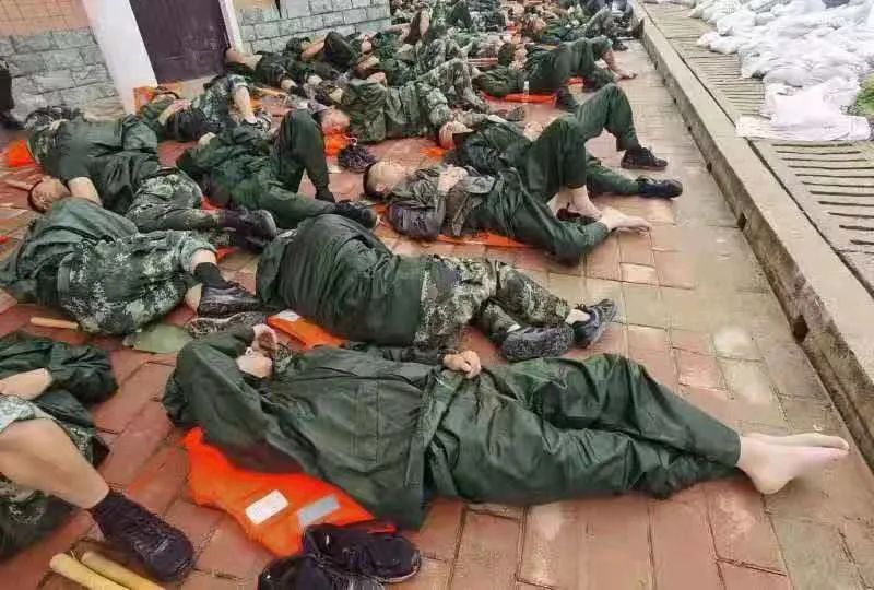 今天,这份"致敬"刷屏!