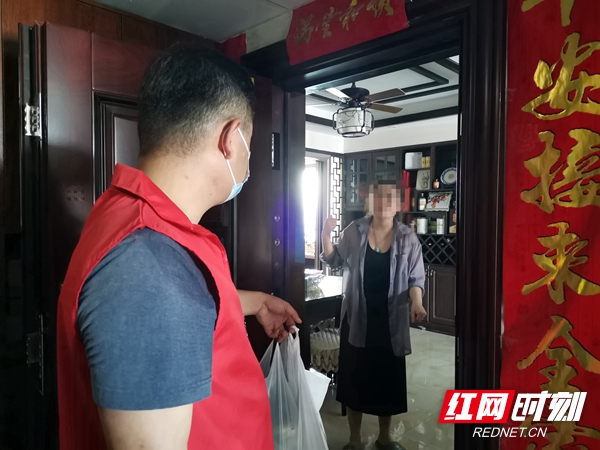 邹炯“送货上门”.jpg