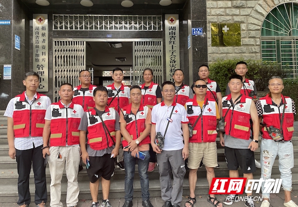 1湖南省红十字应急救援队出发前合照，前排左三为尹靖城，前排右二为何佳盛.jpg