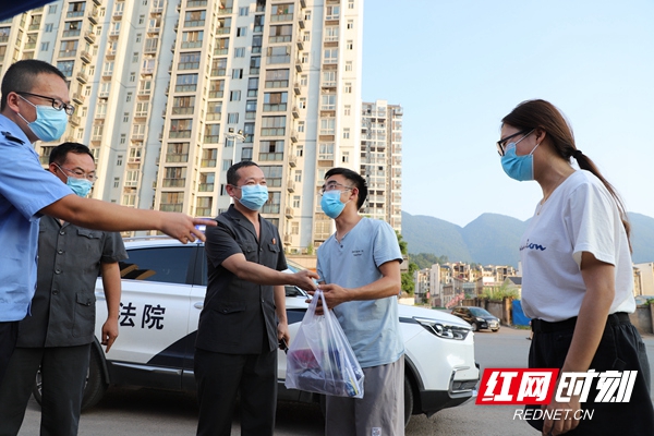 8月2日，桑植县法院干警给参加一线值守的同事送去物资.jpg
