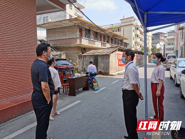 8月2日，慈利县法院干警在零阳镇德政园小区卡点值守.jpg
