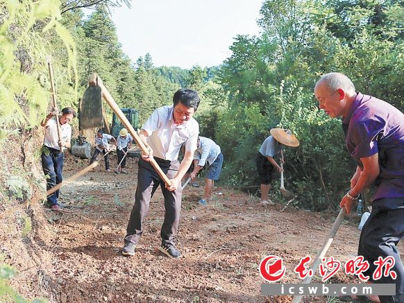 →吾田村缪家组,在小区主任的带领下,村民们自发筹资筹劳修缮道路。