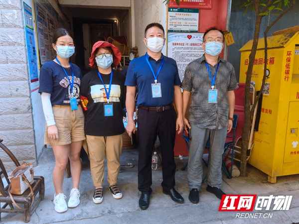8月2日，永定区法院干警到解放社区协助开展疫情防控.jpg