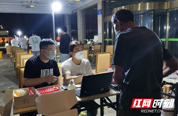 7月31日晚，武陵源区法院干警在国宾酒店核酸检测点登记信息.jpg