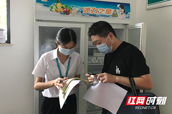 督查组在南县人民医院新冠疫苗接种点检查疫苗质量管控情况.jpg