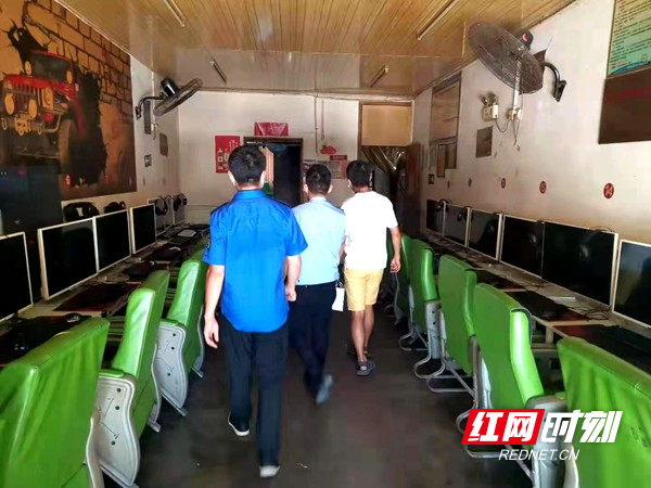 工作人员对网吧进行检查。.jpg 工作人员对网吧进行检查。.jpg