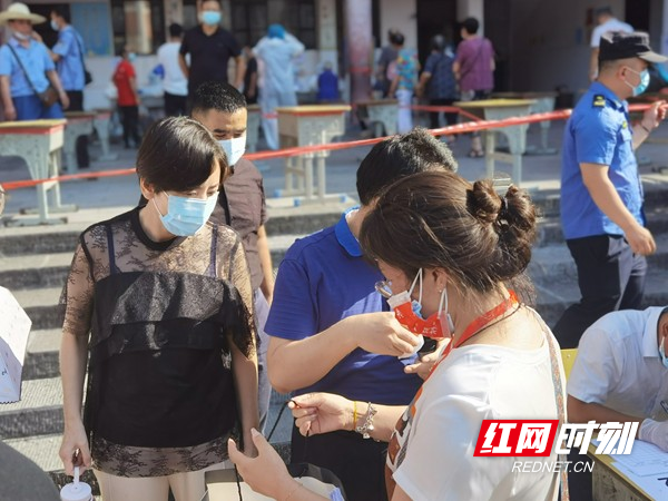 1、凤凰法院党组书记、院长张瀚冰(左一)检查指导防疫工作.jpg 1、凤凰法院党组书记、院长张瀚冰(左一)检查指导防疫工作.jpg