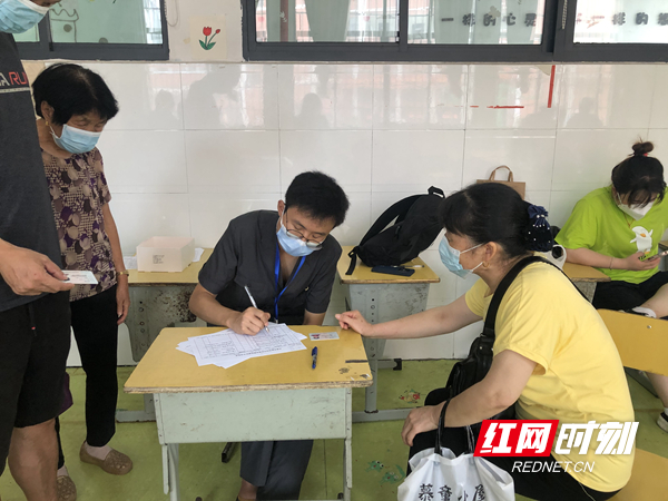 2、干警协助做好核酸检测人员登记.jpg 2、干警协助做好核酸检测人员登记.jpg