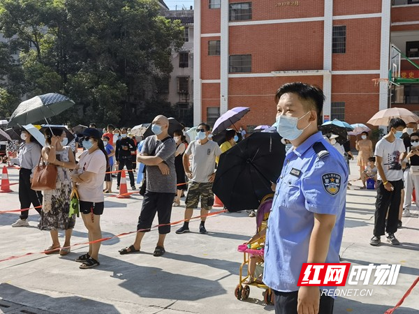 3、干警烈日下坚守岗位维护秩序.jpg 3、干警烈日下坚守岗位维护秩序.jpg