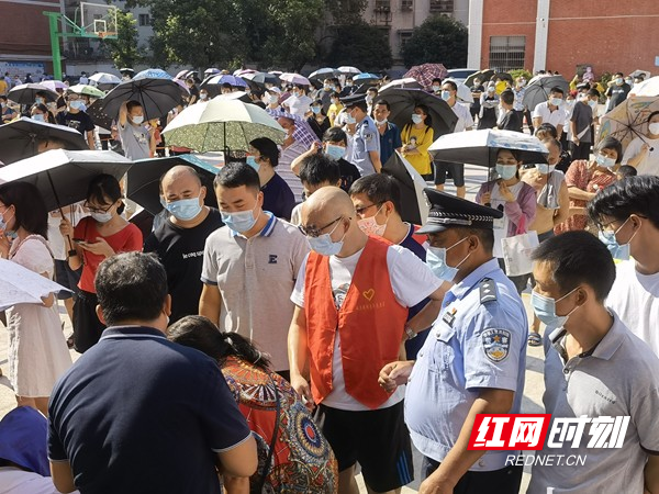 4、法院党员志愿者讲解检测事项.jpg 4、法院党员志愿者讲解检测事项.jpg