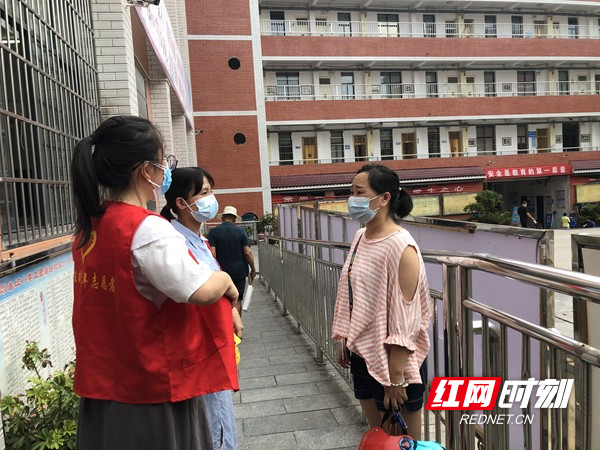 5、耐心解答群众防疫咨询、安抚群众情绪.jpg 5、耐心解答群众防疫咨询、安抚群众情绪.jpg