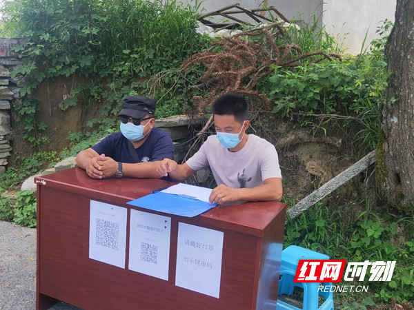 6、乡村振兴工作队员同村支两委人员设点做好返乡人员登记.jpg 6、乡村振兴工作队员同村支两委人员设点做好返乡人员登记.jpg