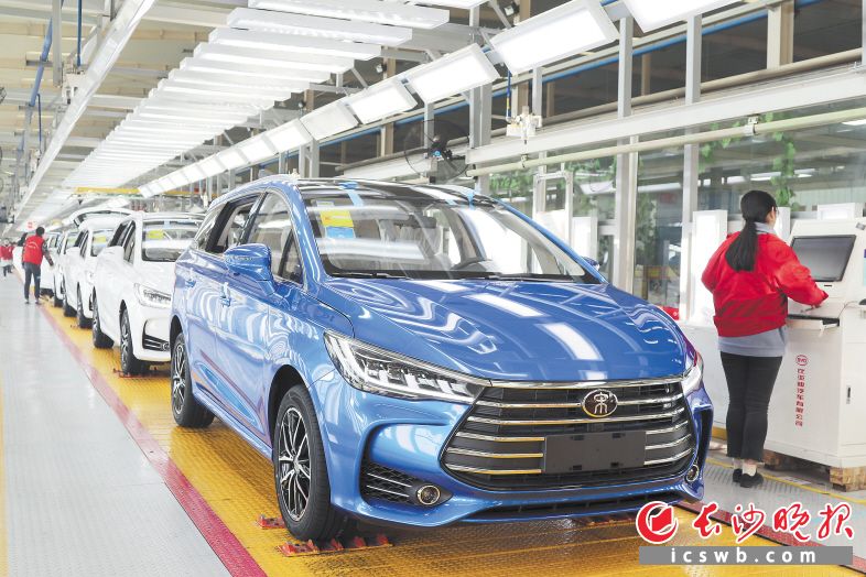 ←雨花区积极抢占先进制造业“制高点”，比亚迪智能化生产车间内产品加速下线。 雨花区委宣传部供图
