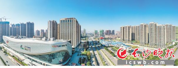 　　高楼林立、大道通衢，雨花加速奔跑在奋力建设全国一流现代化强区的征程上。  陈飞  摄